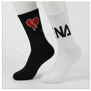 Chaussettes de sport noires et blanches à motif lettres, respirantes, tricotées pour le basketball, adultes - Product Image 3