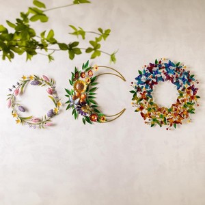 Guirlande de papillons colorés, réalisée avec des papillons peints multicolores disposés dans une palette de dégradé arc-en-ciel vibrant pour la décoration - Product Image 2