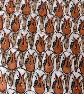 Tela de algodón moderna estampada a mano con motivo floral contemporáneo en color óxido sobre base natural - Product Image 2