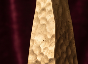 Vase en métal carré martelé doré de qualité supérieure, surface sculptée élégante à fossettes, porte-fleurs pour centres de table de mariage - Product Image 4