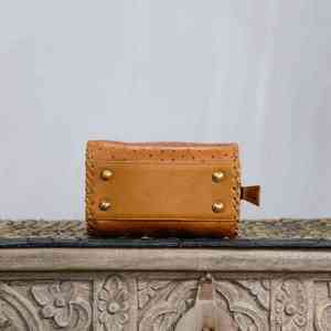 Bolso de cuero genuino hecho a mano, moderno, con grabado artesanal, producto de lujo personalizado para chicas, bolso de cuero con tallado a mano. - Product Image 3
