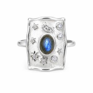 Anillo de Plata de Ley 925 con Labradorita Natural, Anillo de Cristal con Destello Azul, Joyería Fina de Moda Artesanal Contemporánea - Product Image 1