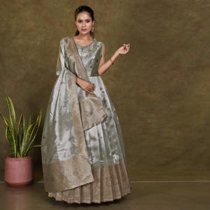 ชุดเดรสยาวผ้าไหมบานาราซี พร้อมลายปักดิ้นทองแบบดั้งเดิม สำหรับงานเทศกาลและงานเลี้ยง  ชุดยาวสไตล์ชาติพันธุ์ พร้อมผ้าคลุมไหล่ - Product Image 2