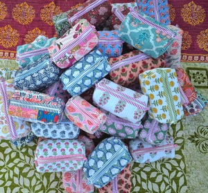 Grande trousse de toilette en coton matelassé imprimé au bloc |   Broderie artisanale |   Trousse de toilette |   Pochette de toilette à motifs imprimés, accessoire de voyage - Product Image 3