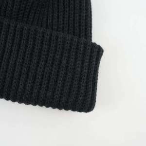 Gorro de punto con logo tonal al por mayor para marcas minimalistas estadounidenses, suministro directo de fábrica de marca privada - Product Image 5