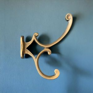 Sofisticado gancho de pared de latón diseñado para soluciones de colgado prácticas en dormitorios, oficinas, pasillos y entradas. - Product Image 5