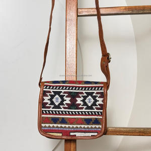 Bolso bandolera Kilim de Jacquard de cuero hecho a mano para mujer con correa ajustable, bandolera con patrón Tribal para viajes y uso diario - Product Image 4