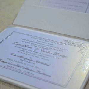 Folio d'invitation de mariage en soie blanche orné de perles de qualité supérieure avec broche en perles, par l'exportateur, à prix abordable - Product Image 2