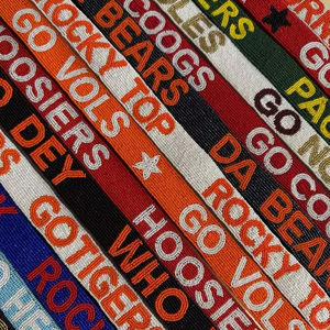 Sangle de sac perlée personnalisée, design USA, faite à la main avec perles de rocaille, sangle de sac à main réglable en bandoulière par Glowing Fashion - Product Image 1