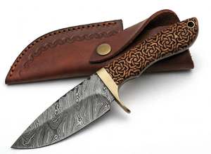 Couteau utilitaire de cuisine artisanal en acier Damas avec manche en bois gravé et étui en cuir - Product Image 4