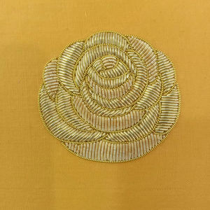 Nouveaux Badges Brodés à la Main de Qualité Supérieure, Fil de Bullion, Service OEM, Faible MOQ, Logo Personnalisable, Épingle de Sécurité Légère - Product Image 1