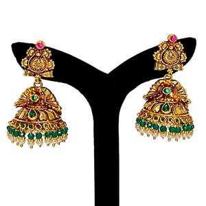 Pendientes Antiguos de Oro Sólido de 22k Hechos a Mano con Motivo de Lakshmi, Esmeraldas Verdes y Perlas Naturales para Bodas - Product Image 1