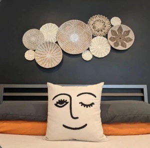 Assiette décorative en jonc de mer tissé à la main, texture naturelle et charme rustique, parfaite pour la décoration murale ou les accents de table dans n'importe quel espace. - Product Image 2