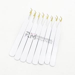 Pinzas para pestañas RMI de acero inoxidable con agarre de diamante, marca privada, punta curva de 45 grados, punta de oro de 24k y recubrimiento en polvo blanco. - Product Image 3