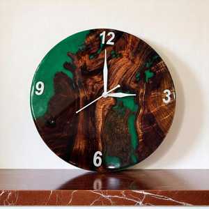 Horloge murale en bois et résine époxy vert forêt, faite à la main, bord brut, art mural unique, décoration rustique, horloge en bois et résine unique - Product Image 6