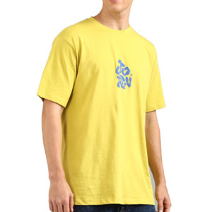 Camiseta amarilla de manga corta para hombre con estampado de letras azules, cuello redondo, estilo casual, de algodón, corte regular, con ribete en contraste. - Product Image 1