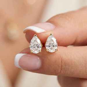 Boucles d'oreilles en or jaune 14K avec diamants CVD de laboratoire certifiés IGI, taille poire, couleur F, pureté VS1, pour femme, cadeau de luxe ethnique, 2GM, OEM, pour soirée - Product Image 1