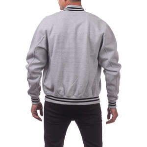 Veste de baseball classique pour homme en cuir PU uni avec logo sur le devant, col rond, poches latérales, style décontracté - Product Image 6