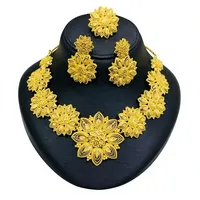 Collier classique court pour femme avec pendentif fleur en laiton plaqué or 24 carats, chaîne maille forçat d'un gramme, idéal pour les fêtes et mariages