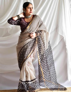Sari KV Black Maddham Kota Doria con blusa sin coser - Product Image 1