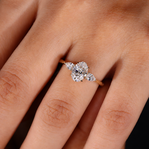 Anillo de Compromiso VBSR-39 de Oro de 14K con Tres Piedras, Corte Ovalado, Joyería Fina para Mujer, Diamante Cultivado en Laboratorio de 2.30CT, Acabado Martillado, Anillo Ovalado - Product Image 1