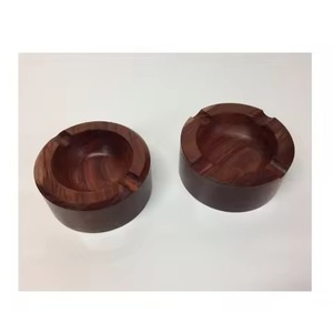 Cendrier de table rond en laiton fait main, 3 fentes, design moderne et décoratif, avec base en bois massif pour cendres de cigarettes - Product Image 6