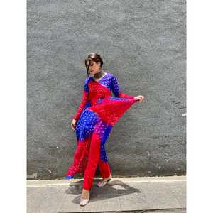 Ensemble de costume Bandhej exclusif en rouge, bleu et multicolore, élégant et stylé - Product Image 2