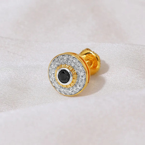 Anillo llamativo con halo de diamantes en negro medianoche y diseño circular dorado esculpido - Product Image 4