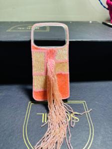 Coque de protection pour smartphone rose poudré avec perles de pépins de pêche, motif patchwork à blocs, franges suspendues, bordures protectrices en TPU, accessoire pour coque arrière - Product Image 1