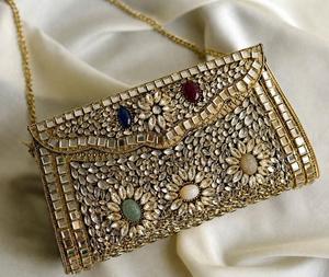 Bolso de Mano Floral de Metal Chapado en Oro con Detalles de Perlas, Marca AL MALIK CRAFT, para Bodas y Eventos - Product Image 2