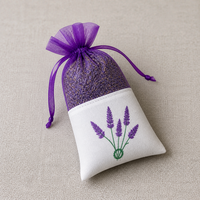 Sachets de fleurs séchées de lavande avec fermeture à cordon en maille violette, design moderne pour parfumer les vêtements