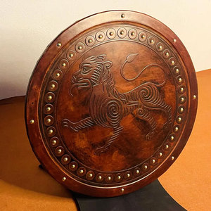 Grand bouclier en bois de style Viking, design rond d'inspiration nordique pour la décoration et les événements costumés - Product Image 1