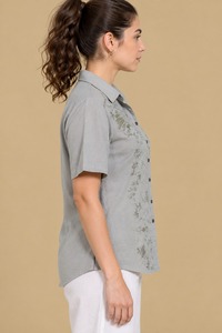 เสื้อเชิ้ตผ้าป๊อปลินปักลายดอกไม้สำหรับผู้หญิง แขนสั้น ติดกระดุม ทรงหลวม สวมใส่ทำงานได้ พร้อมคุณสมบัติป้องกันการหดตัว - Product Image 2
