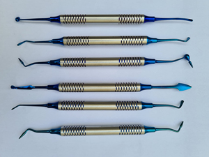 Kit de 6 espátulas de resina compuesta con revestimiento de titanio azul para limpieza y relleno dental de Mahfooz Instruments - Product Image 5