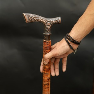 Bâtons de marche rustiques modernes en bois naturel écologique avec poignée en laiton poli, idéaux pour les cadeaux - Product Image 1