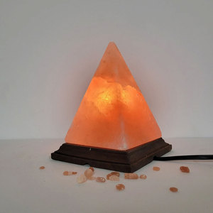 Lampe en sel de l'Himalaya en forme de pyramide, best-seller, 100 % naturelle, pour la décoration intérieure - Product Image 1