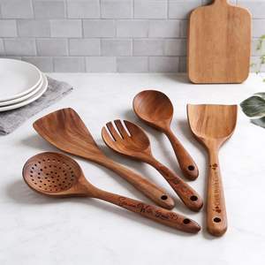Juego de Utensilios de Cocina de Madera de Acacia Personalizado, Cucharas y Espátulas de Madera Grabadas, Regalo de Boda o Inauguración de Casa - Product Image 1