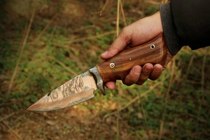 Cuchillo de Caza Artesanal de Alto Rendimiento, Acero Damasco y Cobre, Grado Industrial, Mango de Madera de Palisandro, Hoja Fija con Punta de Gota OEM - Product Image 2