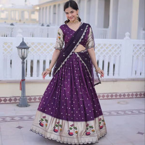 Conjunto Tradicional de Lehenga Choli de Tela Fendy con Bordado Decorativo en el Dobladillo |   Ropa de Fiesta y Boda de Secado Rápido, Suministro al por Mayor - Product Image 1