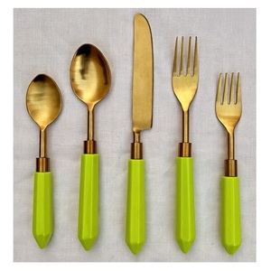 Service de couverts modernes en or mat avec manches en résine vert foncé, couverts en acier doré pour la maison, l'hôtel, les mariages et la mise en place de la table. - Product Image 2