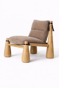 Fauteuil lounge de luxe en bois avec coussin en daim – Fauteuil sculptural en chêne pour projets hôteliers et résidentiels, fabriqué au Vietnam - Product Image 4