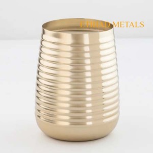 Pot à bougie décoratif en métal, pots à bougies Dance of Frondescence, bougies parfumées votives, récipient à bougie en métal côtelé doré - Product Image 4