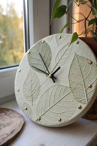 Reloj de Pared Redondo de Madera Moderno, Funciona con Batería, Movimiento de Cuarzo, Hora Precisa, Números Romanos Dorados - Product Image 2
