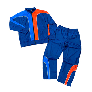 Conjunto deportivo corto con pantalones de pierna ancha, cordón en la cintura en ambas piezas, forro de malla interior y cortavientos. - Product Image 1