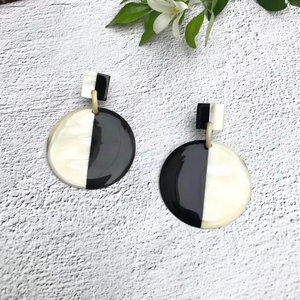 Modernos Pendientes Colgantes de Cuerno de Búfalo Hechos a Mano, Ecológicos, con Forma Personalizable, para Mujer, Ideales para Bodas y Empresas - Product Image 1
