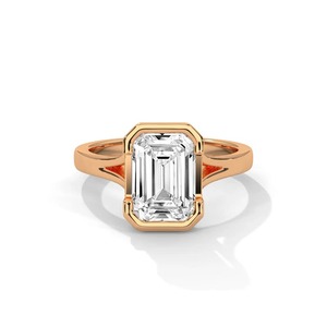 Anillo Solitario Clásico con Corte Esmeralda de 2.50 CT para Mujer en Oro Rosa de 14K con Diamante Cultivado en Laboratorio - Product Image 1