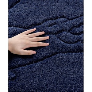 Tapis de bain rectangulaire moderne abstrait gaufré bleu marine avec envers antidérapant en caoutchouc, en polypropylène tufté, pour usage domestique - Product Image 2