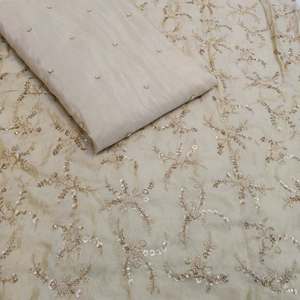 Tissu en soie brodé de perles ethniques de fournisseur indien pour la décoration, les accessoires et les applications artisanales, disponible à la vente - Product Image 2