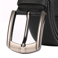 Ceinture en cuir légère et résistante pour hommes, conçue pour les occasions formelles, le bureau et les voyages, avec boucle personnalisable pour un usage quotidien.