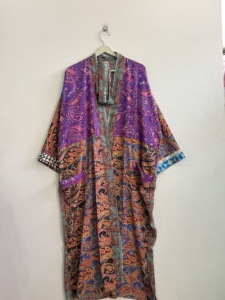 Vente en gros de robes kimono longues en soie indiennes faites à la main pour femmes, kimono en soie patchwork - Product Image 2